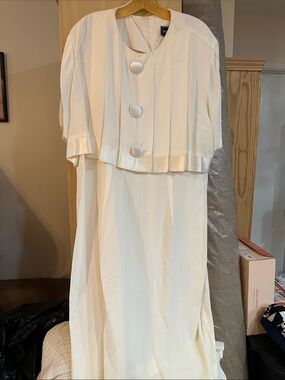 Impulsive Ivory dress with Decorative Label